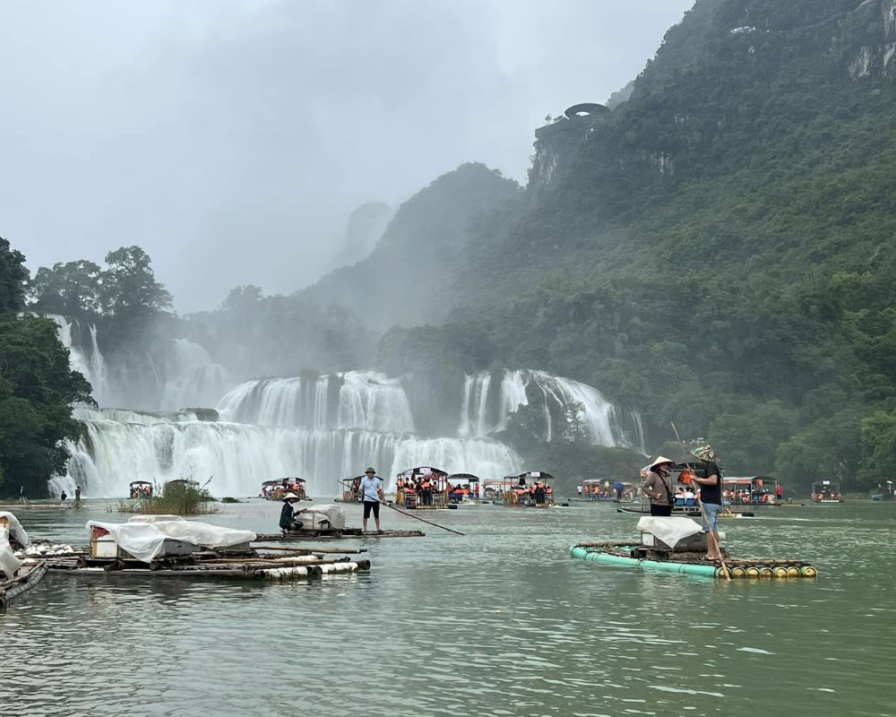Go-a-boat-tour-at-Ban-Gioc-Waterfall