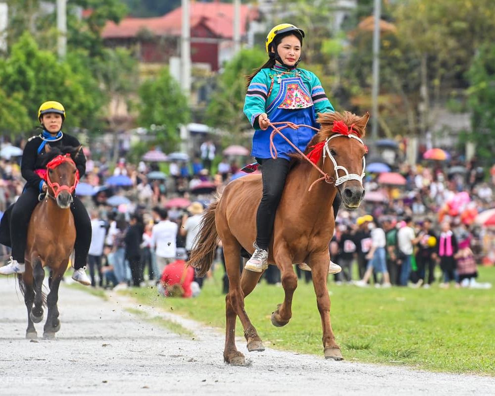 Horse-riding-festival-in-Sapa