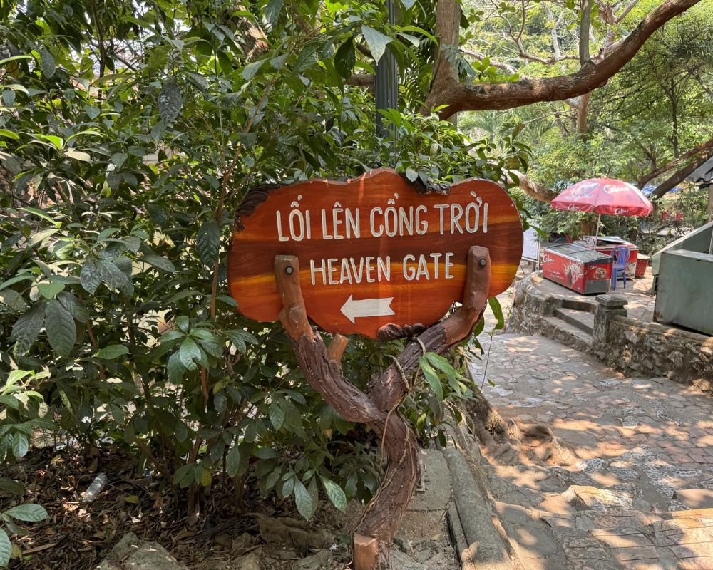 Signboard-showing-the-way-to-Heaven-s-Gate