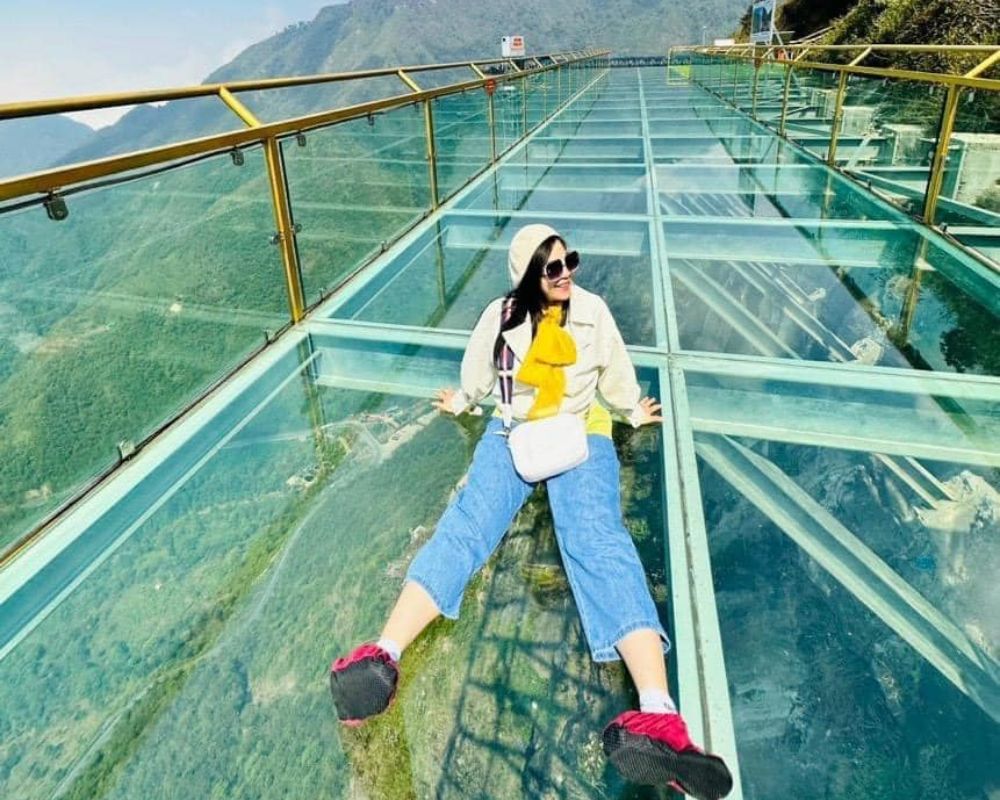 Take-souvenir-photos-at-Sapa-Glass-Bridge