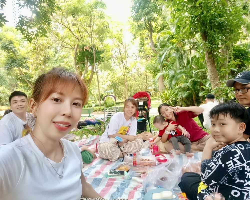 Relax-on-the-lawn-of-Thao-Cam-Vien-park