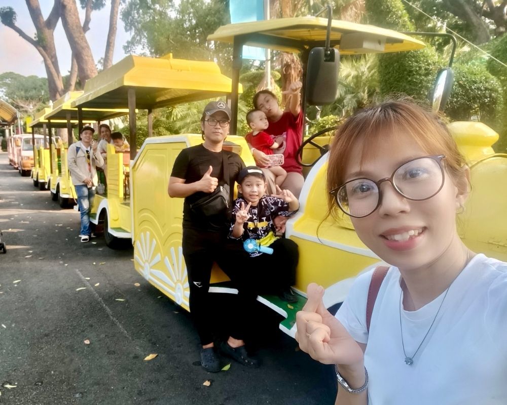 Take-the-tram-to-visit-the-zoo