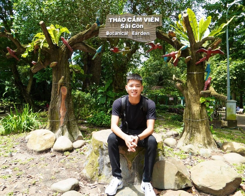 The-boy-takes-a-photo-at-Saigon-zoo