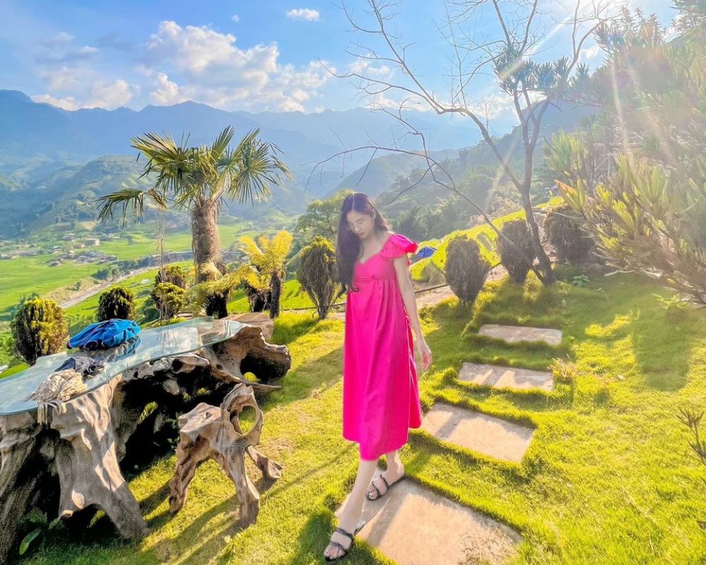 Girl-taking-pictures-in-the-afternoon-sun-at-Muong-Hoa-Valley