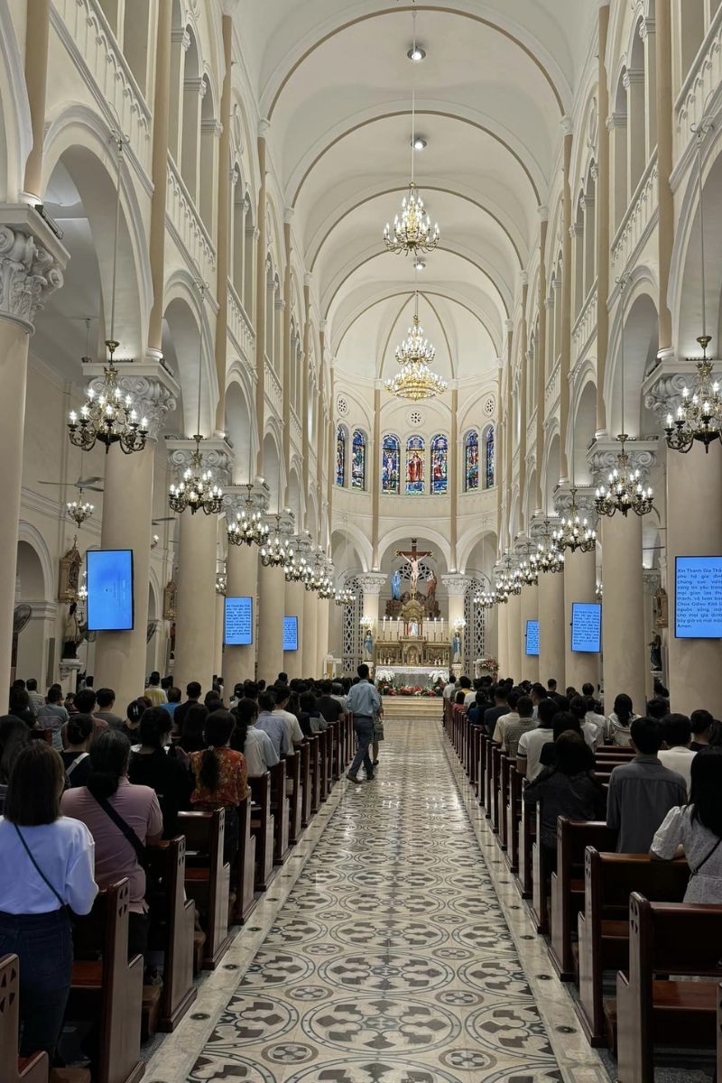 People-are-going-to-mass-in-Tan-Dinh-church