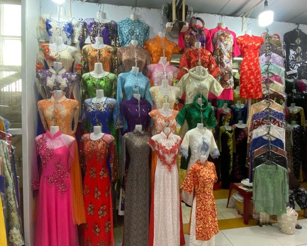 Shop-selling-ao-dai-at-An-Dong-market