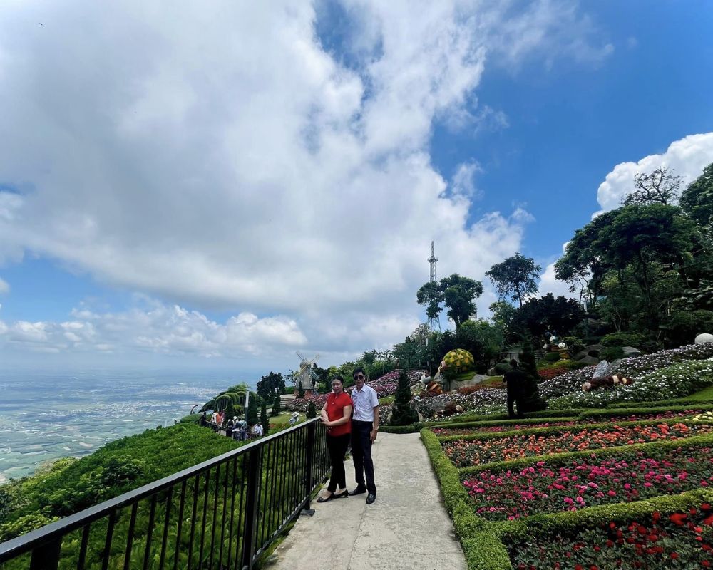 Take-pictures-of-the-flower-garden-at-Black-Virgin-Mountain