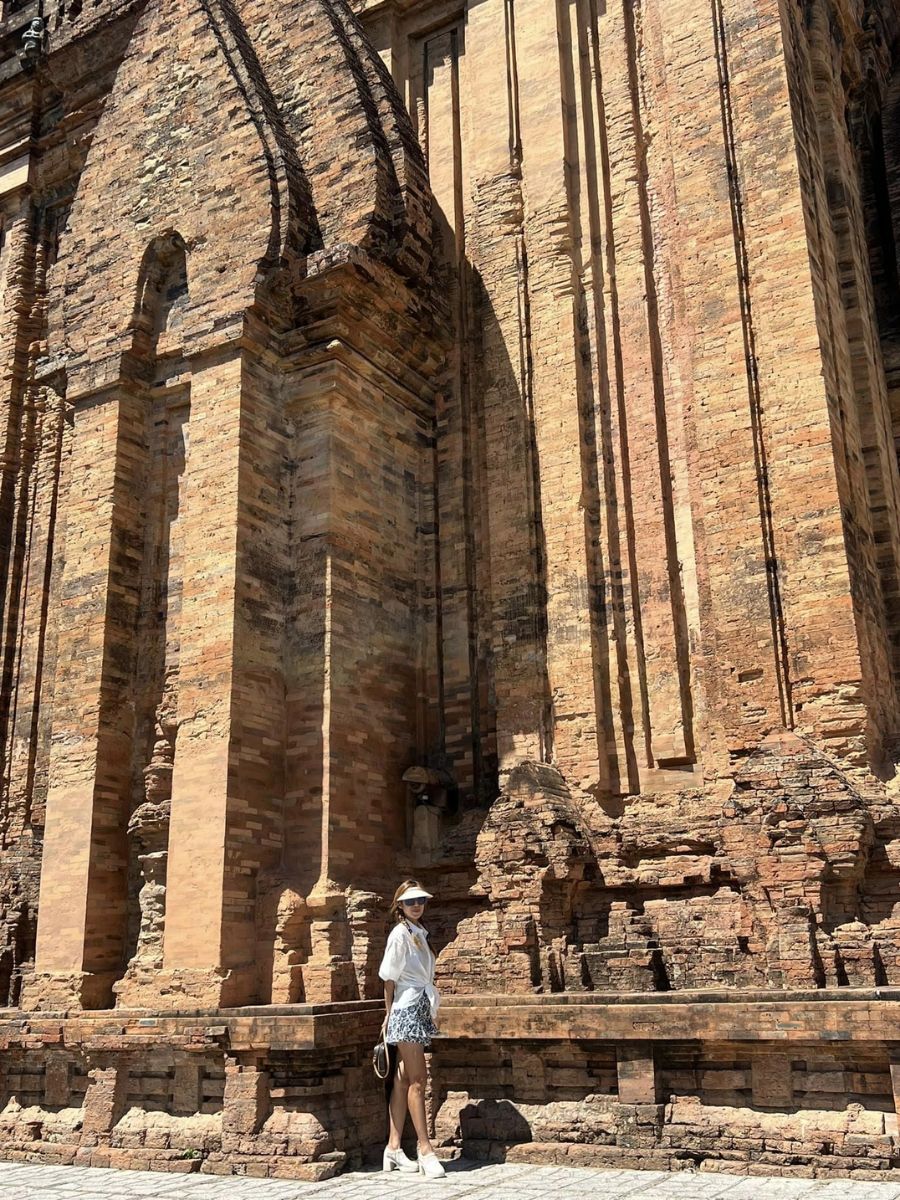 The-girl-visits-the-Ponagar-tower-on-a-sunny-day