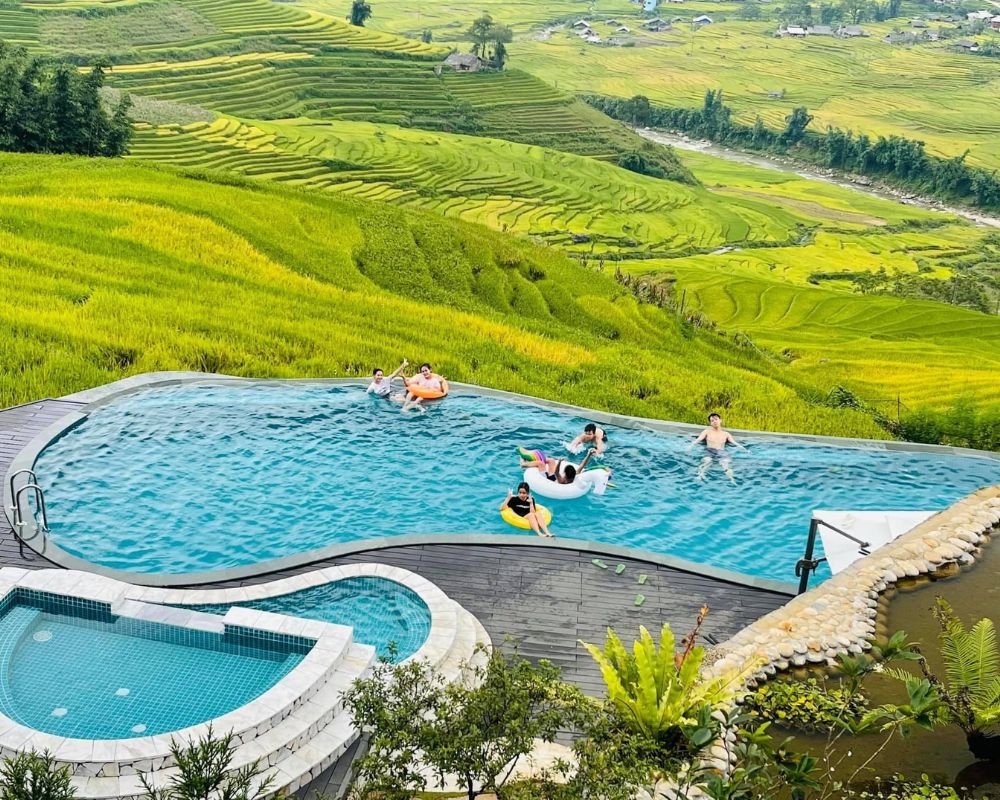 Tourists-admire-the-terraced-fields-in-Muong-Hoa-valley-from-the-swimming-pool