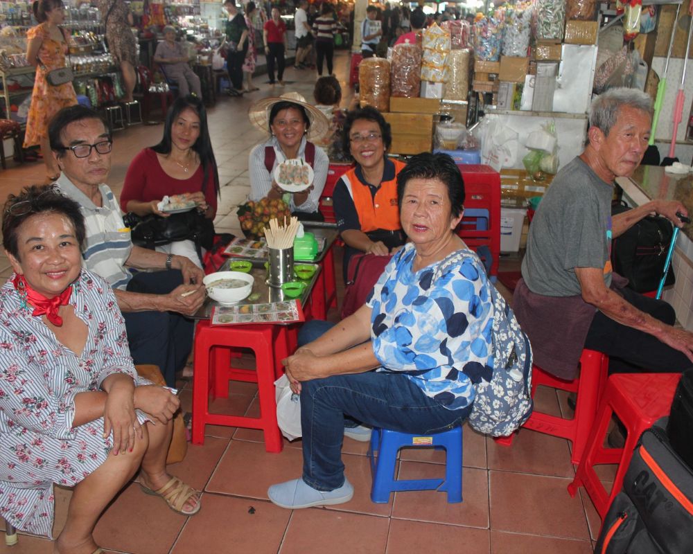 Tourists-enjoy-Vietnamese-rice-rolls