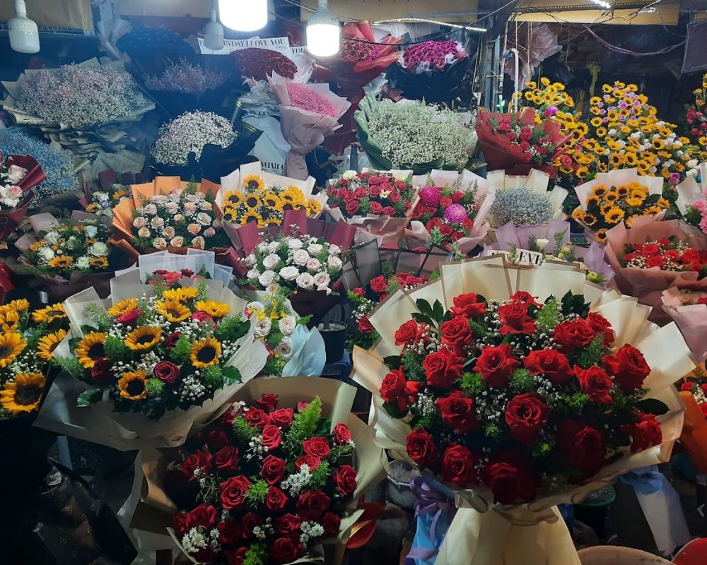 Admire-the-flowers-at-Ho-Thi-Ky-Flower-Market