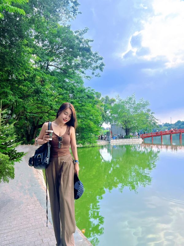 Girl-posing-for-photo-with-Hoan-Kiem-Lake