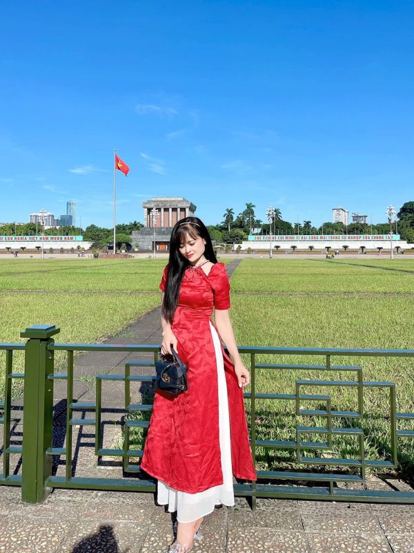 Girl-wearing-Ao-Dai-taking-pictures-at-Ba-Dinh-Square