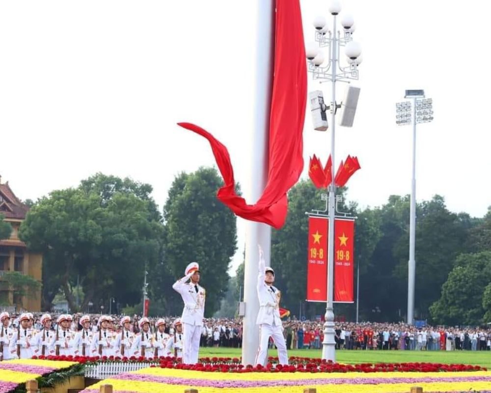 The-flag-raising-ceremonies-at-Ho-Chi-Minh-Mausoleum