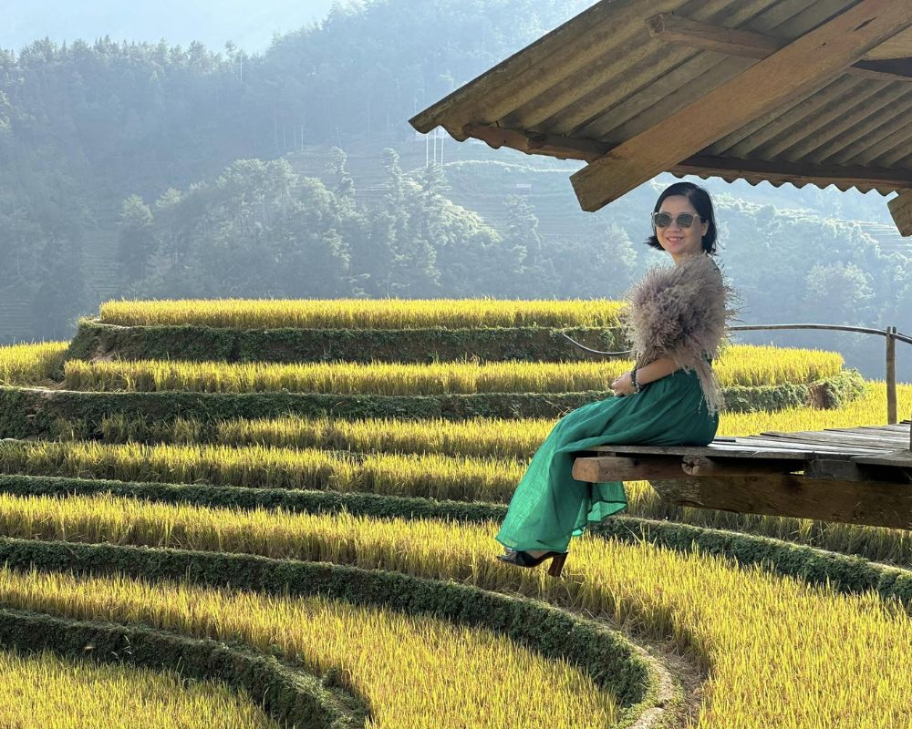 Girl-taking-photo-with-terraced-fields-in-Mu-Cang-Chai