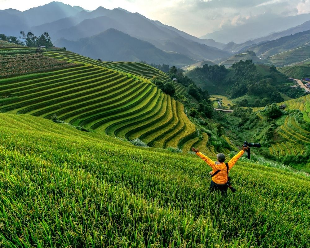 Man-standing-view-rice-terraces