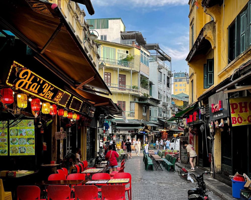 A-beer-street-in-Hanoi