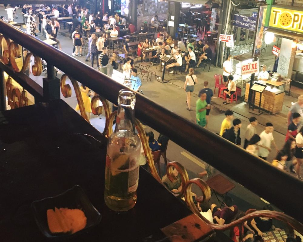 Enjoy-a-glass-of-beer-and-watch-Bui-Vien-street