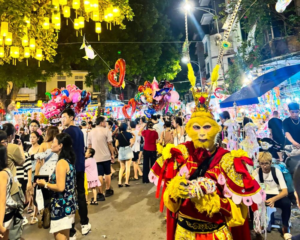 Night-Market-in-Hanoi-Old-Quarter