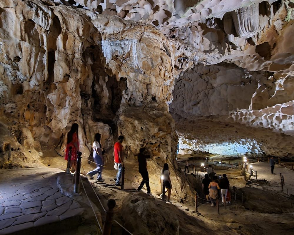 Sung-Sot-cave