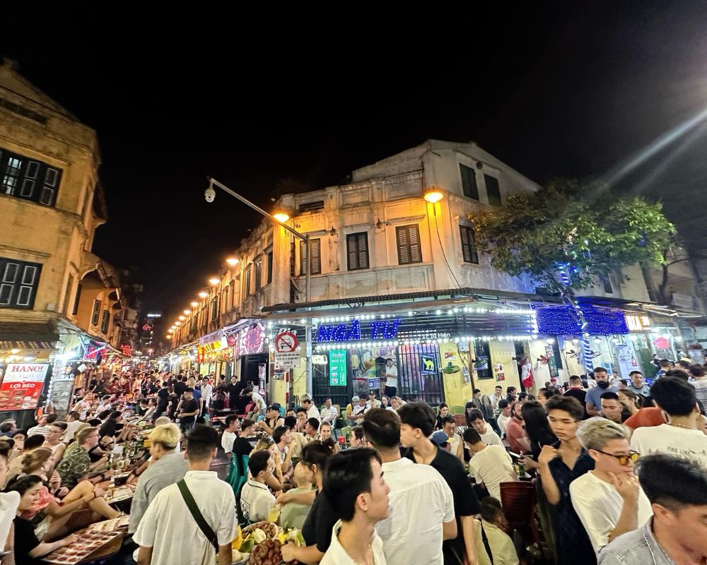 Ta-Hien-beer-street-in-Hanoi