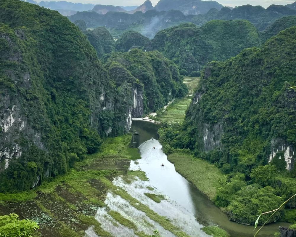 The-beauty-of-Ngo-Dong-river-and-rice-fields-when-you-see-from-Mua-mountain-peak