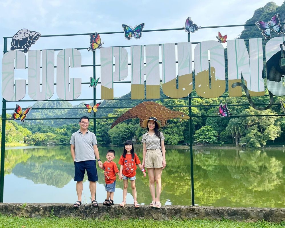 The-family-visiting-Cuc-Phuong-national-park