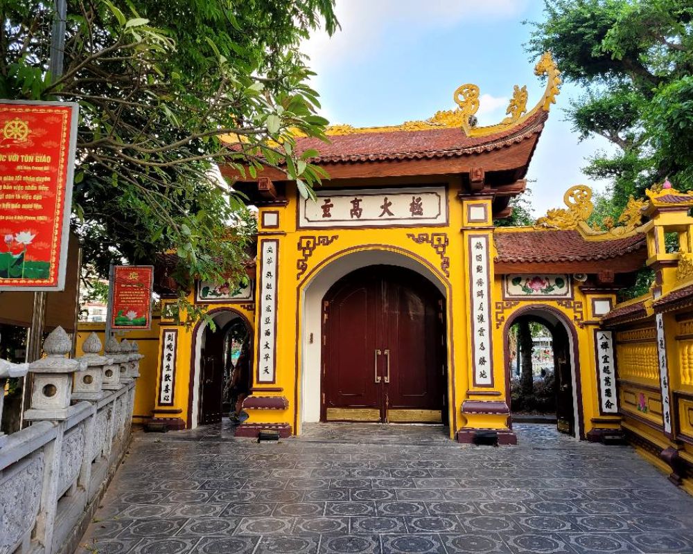 The-gate-of-Tran-Quoc-pagoda