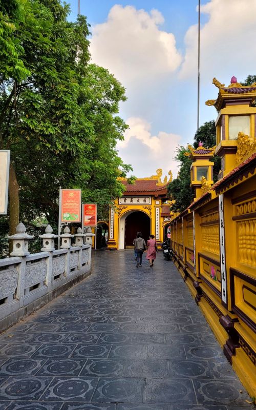 The-road-goes-to-Tran-Quoc-pagoda