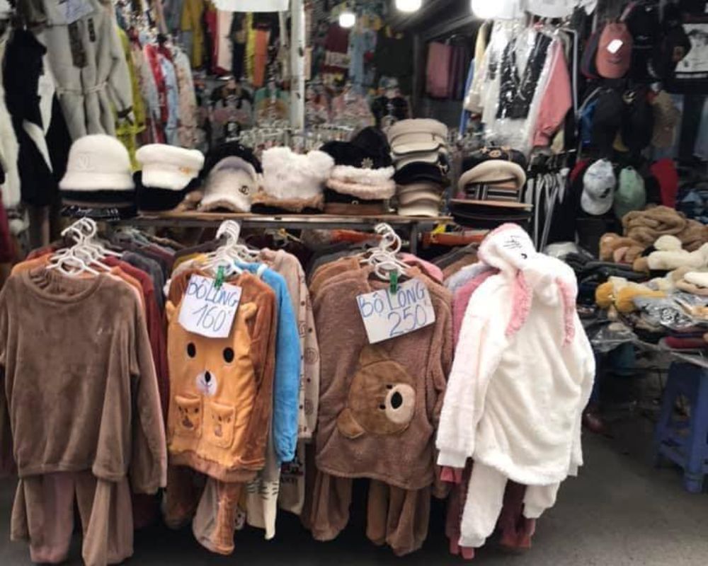 Warm-Clothes-stall-in-Dong-Xuan-market