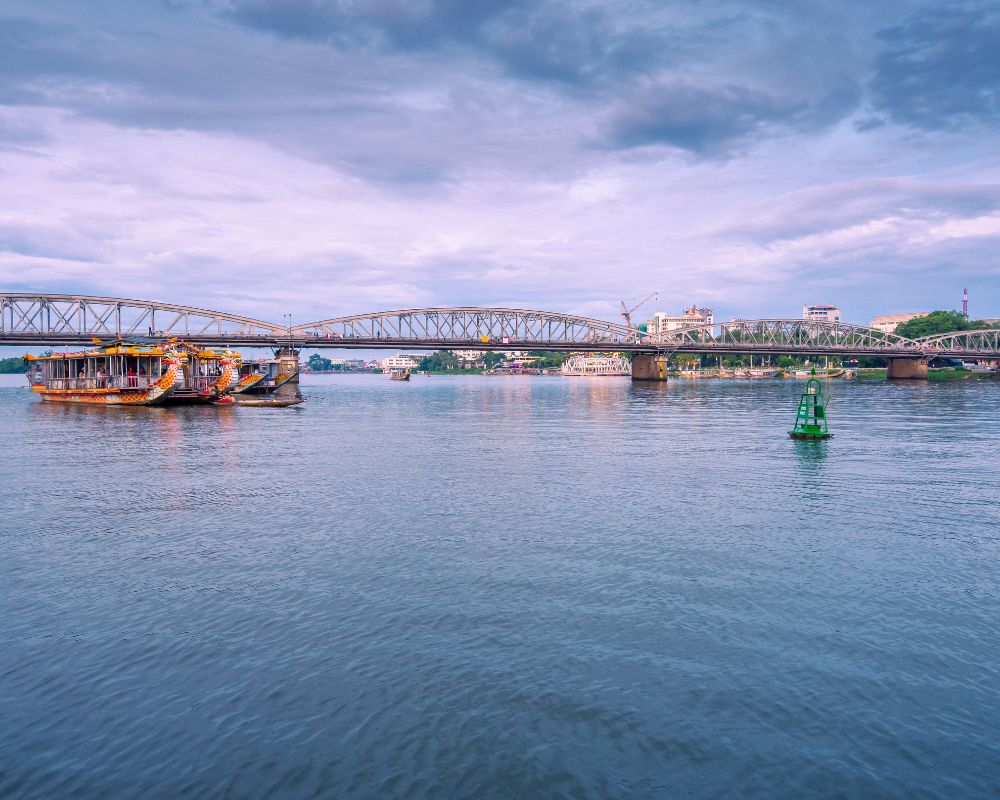 Enjoy-the-scenery-and-listen-to-music-on-dragon-boats-to-the-perfume-river