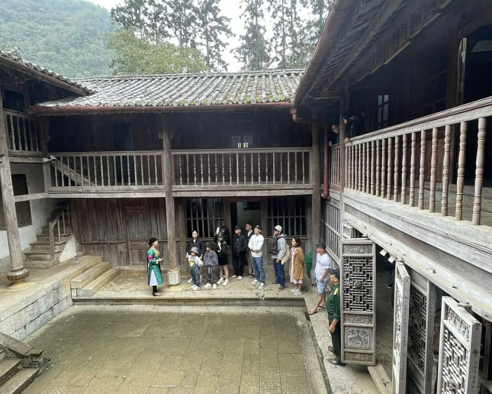 Exploring-the-ancient-beauty-of-H-mong-King-Palace