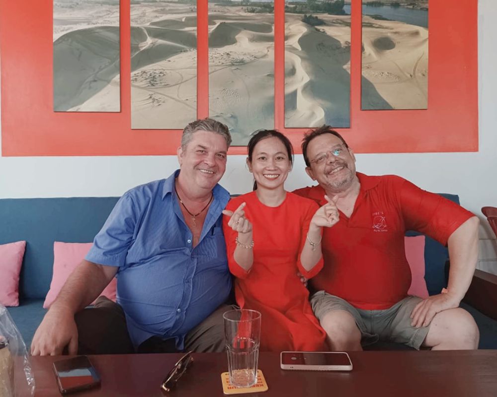 Staff-of-Jibes-Beach-Club-Muine-restaurant-take-pictures-with-tourists