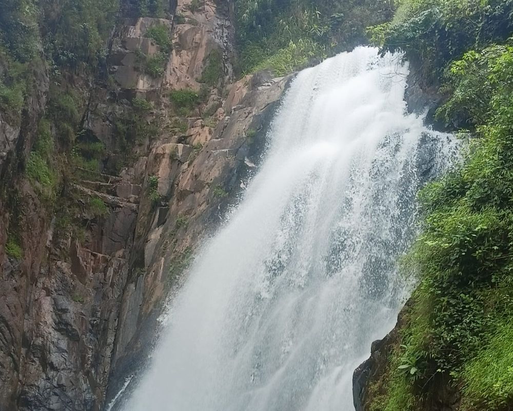 The-beauty-of-Suoi-Mo-waterfall