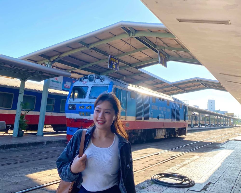 The-girl-is-at-Nha-Trang-station