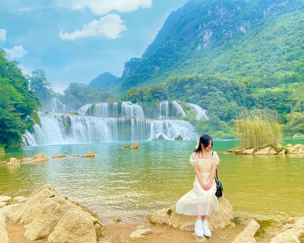 The-girl-is-looking-at-Ban-Gioc-waterfall