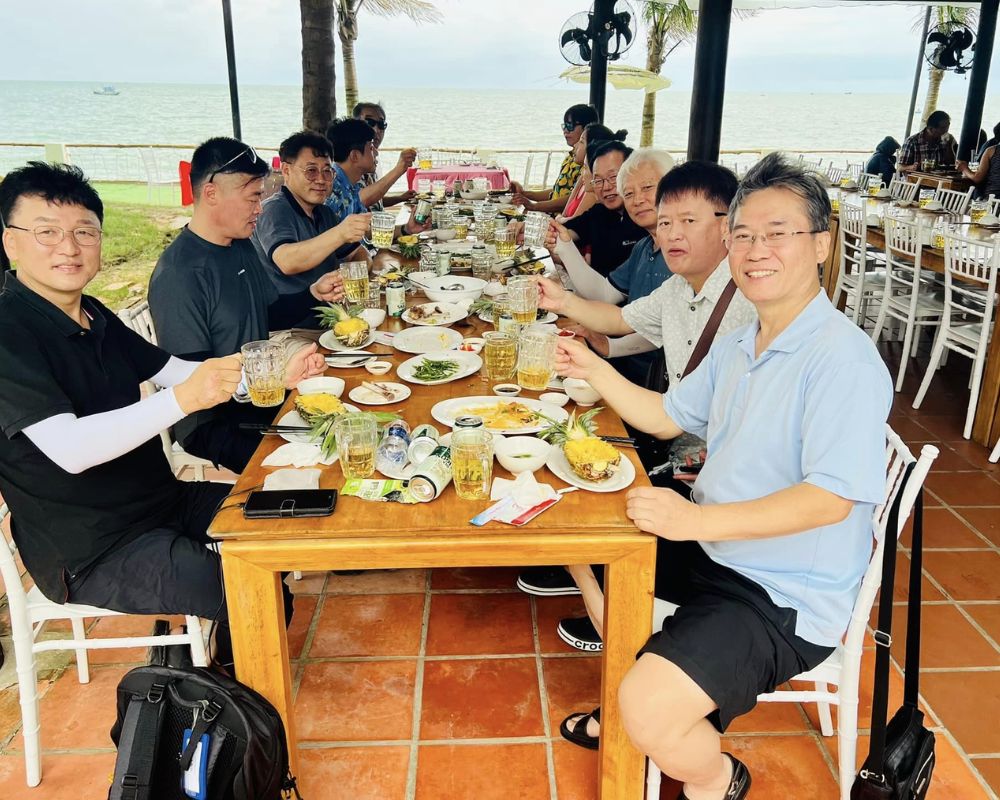 Tourists-have-lunch-at-Viet-Nam-Home-restaurant