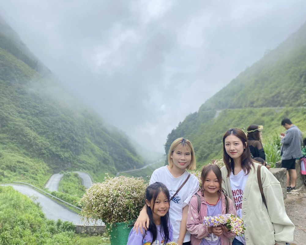 Tourists-take-pictures-with-local-children-at-Tham-Ma-pass