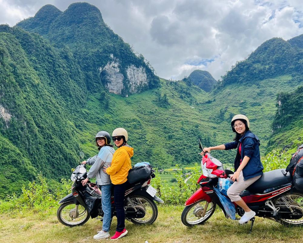 Transfer-to-Lung-Cu-Flag-Tower-by-motorbike_1