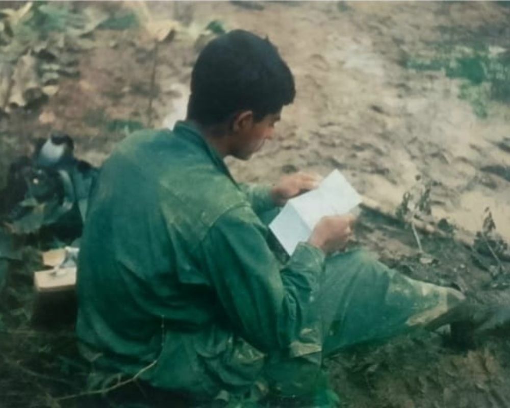 Vietnamese-soldiers-read-letters-sent-from-the-rear
