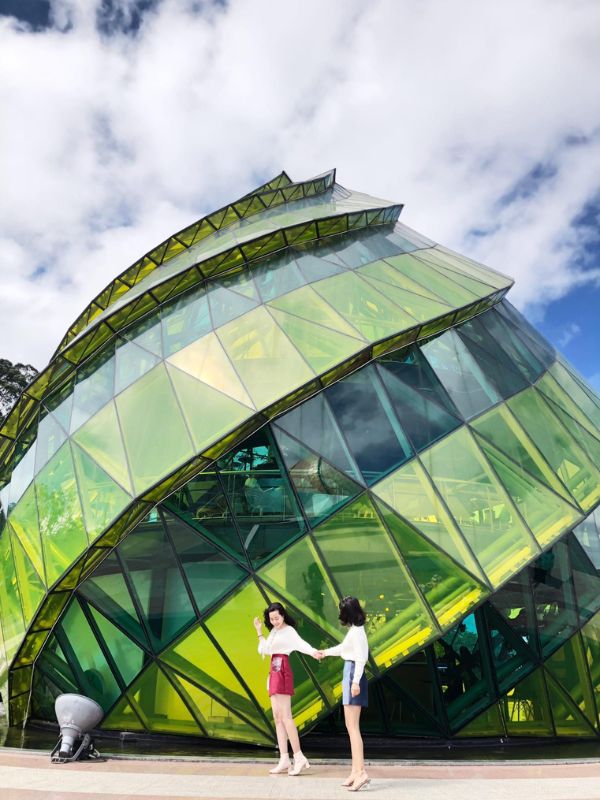 Girls-taking-photo-with-building-shaped-of-artichoke-flower-bud