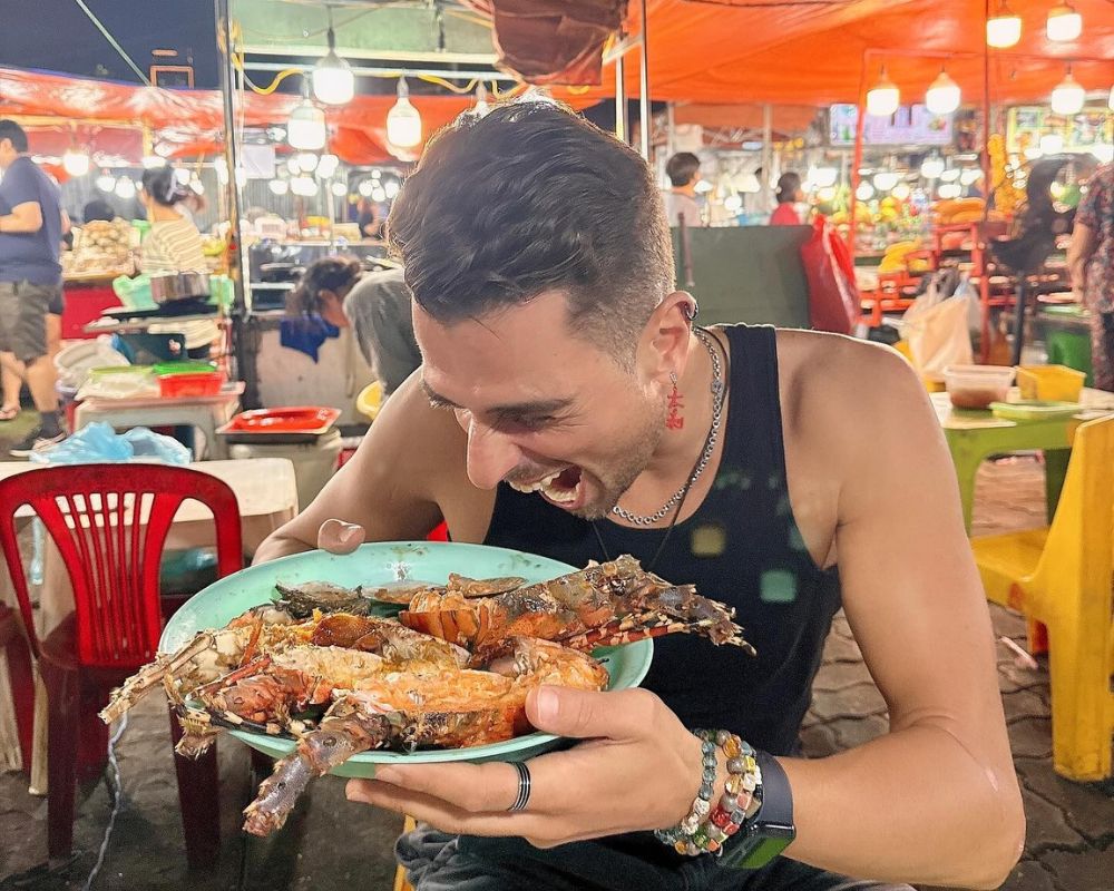 The-boy-enjoys-dried-seafood-at-Son-Tra-night-market