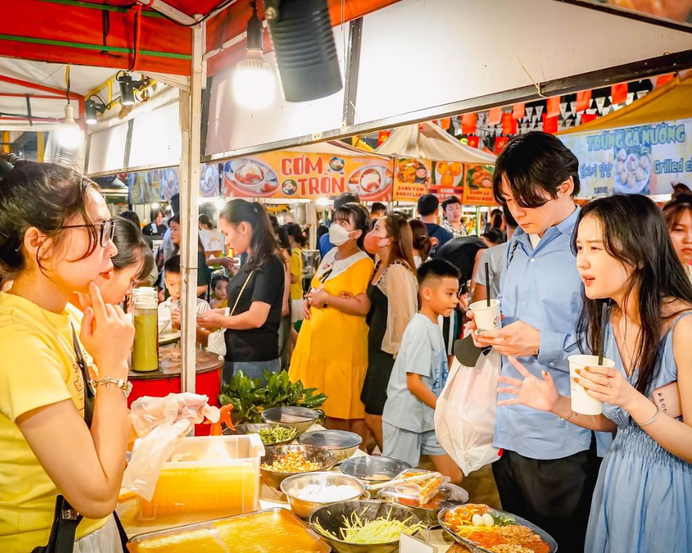 The-girl-chooses-the-food