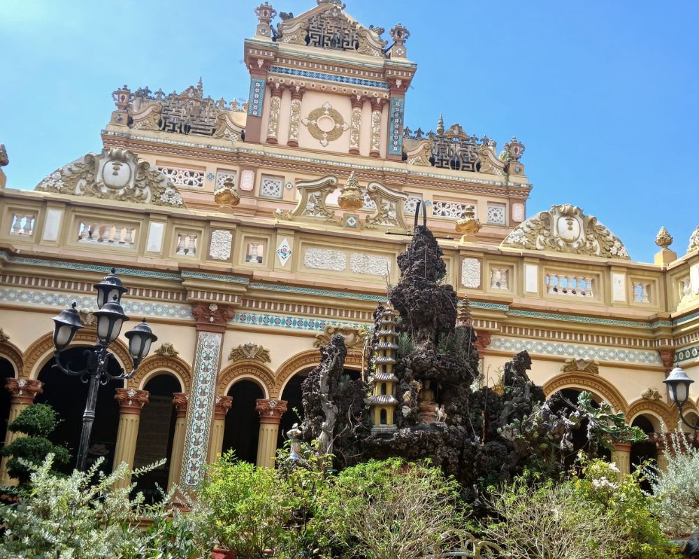 The-unique-architecture-of-Vinh-Trang-Pagoda