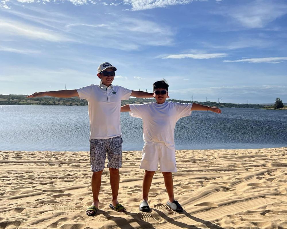 Father-and-son-are-taking-photos-at-Bau-Trang-Sand-Dunes-Mui-Ne