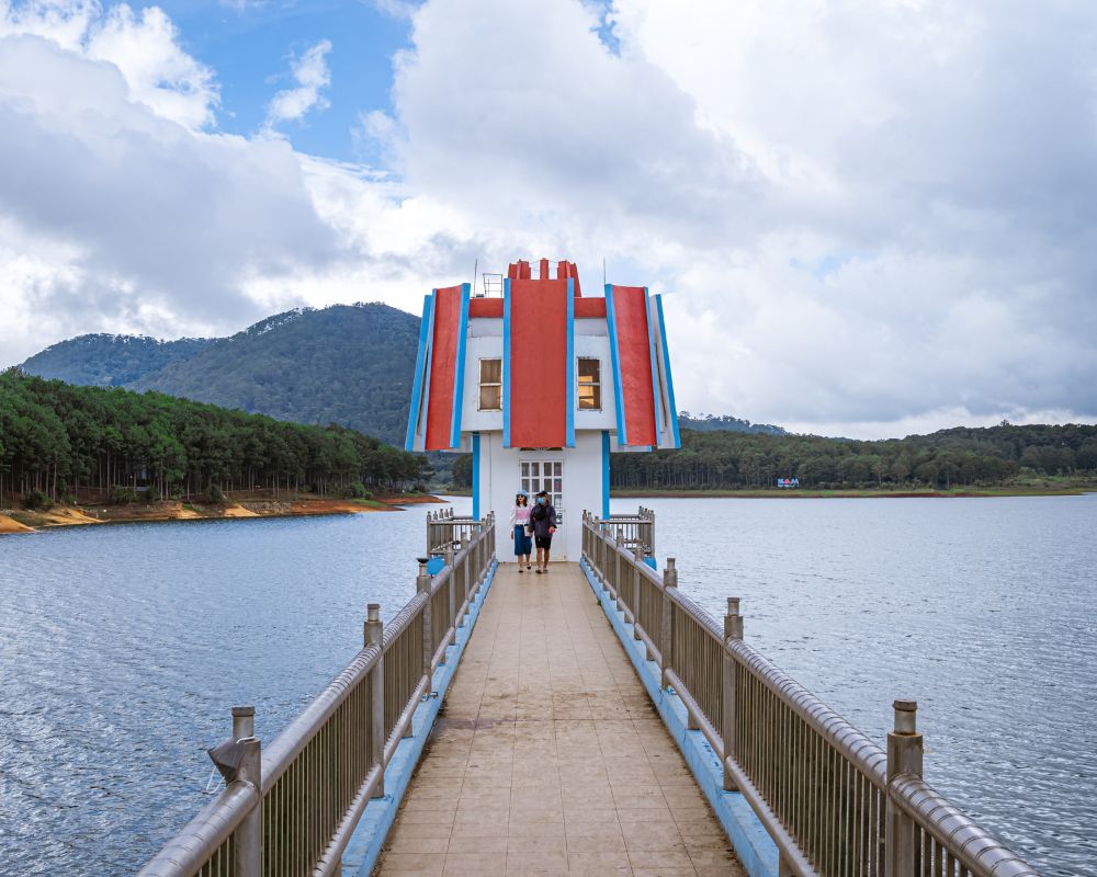 The-beauty-of-Tuyen-Lam-Lake-Dalat