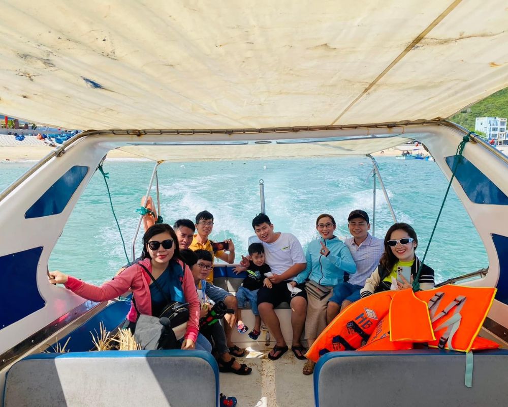 Tourist-group-explores-Quy-Nhon-beach-by-ship