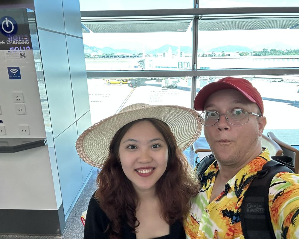 Tourists-take-pictures-with-each-other-at-Da-Nang-international-airport