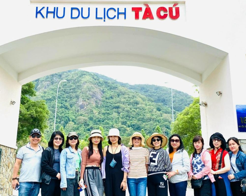 Tourists-visit-Ta-Cu-mountain-tourist-area-Phan-Thiet-Binh-Thuan