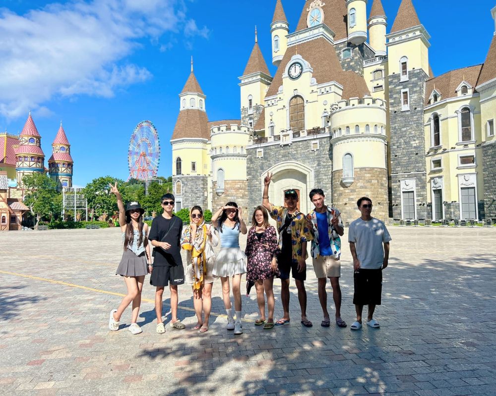 Tourists-visit-VinWonders-Nha-Trang